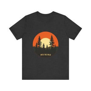 Retro Forest Pines Sonnenuntergang T-Shirt, Vintage Retro Outdoors T-Shirt, Natur Abenteuer Geschenk Bild 11