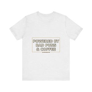 Dad Shirt : Powered By Bad Puns & Coffee – T-shirt humoristique image 2
