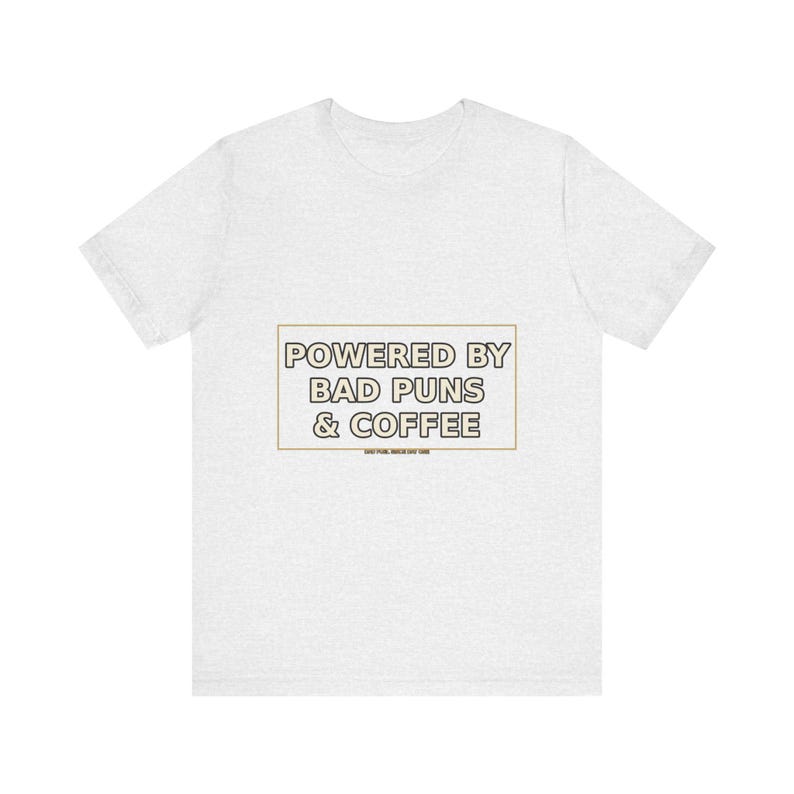 Dad Shirt : Powered By Bad Puns & Coffee – T-shirt humoristique image 2