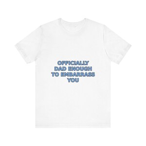 Offiziell Papa genug, um Sie T-Shirt, sarkastisches Vatertags Humor T-Shirt zu embarrass Bild 1