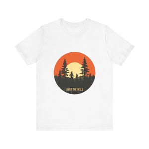 Retro Forest Pines Sonnenuntergang T-Shirt, Vintage Retro Outdoors T-Shirt, Natur Abenteuer Geschenk Bild 1