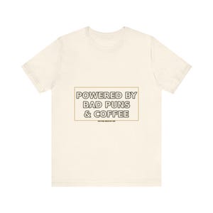 Dad Shirt : Powered By Bad Puns & Coffee – T-shirt humoristique image 4