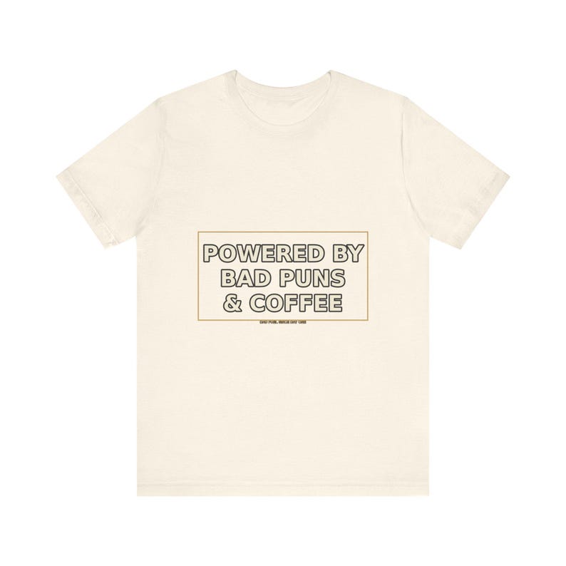 Dad Shirt : Powered By Bad Puns & Coffee – T-shirt humoristique image 4