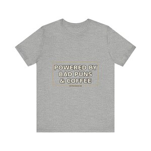 Dad Shirt : Powered By Bad Puns & Coffee – T-shirt humoristique image 10