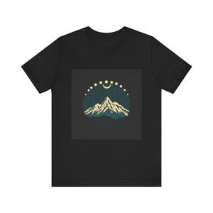 Himmlische Berg Mond T-Shirt, Retro Mond Phasen T-Shirt, Nachthimmel Natur Abenteuer Geschenk Bild 1