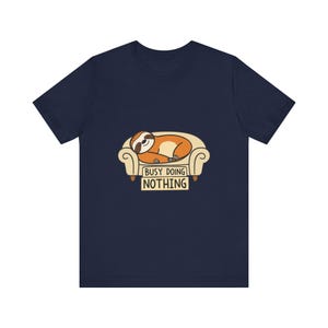 Lustiges T-Shirt mit einem schlafenden Faultier auf dem Sofa, witziges Geschenk Bild 6