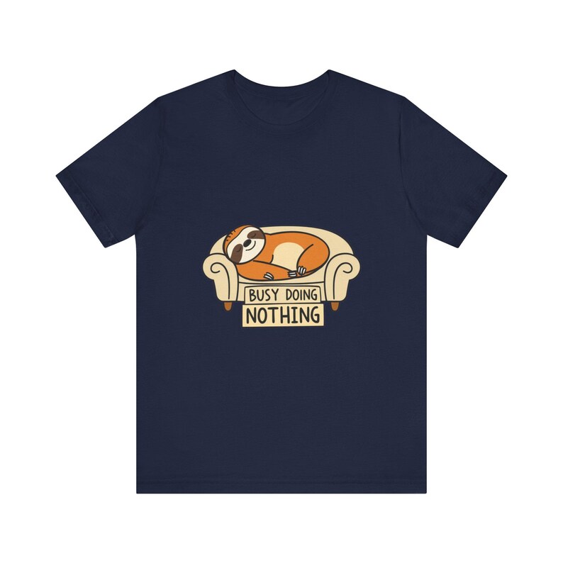 Lustiges T-Shirt mit einem schlafenden Faultier auf dem Sofa, witziges Geschenk Bild 6