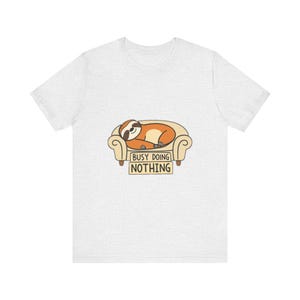 Lustiges T-Shirt mit einem schlafenden Faultier auf dem Sofa, witziges Geschenk Bild 8