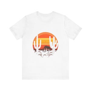 Retro Wüste Sonnenuntergang T-Shirt, Vintage Kaktus Südwesten T-Shirt, Natur Outdoor Abenteuer Geschenk Bild 1