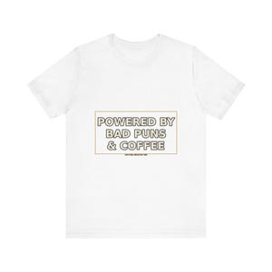 Dad Shirt : Powered By Bad Puns & Coffee – T-shirt humoristique image 1