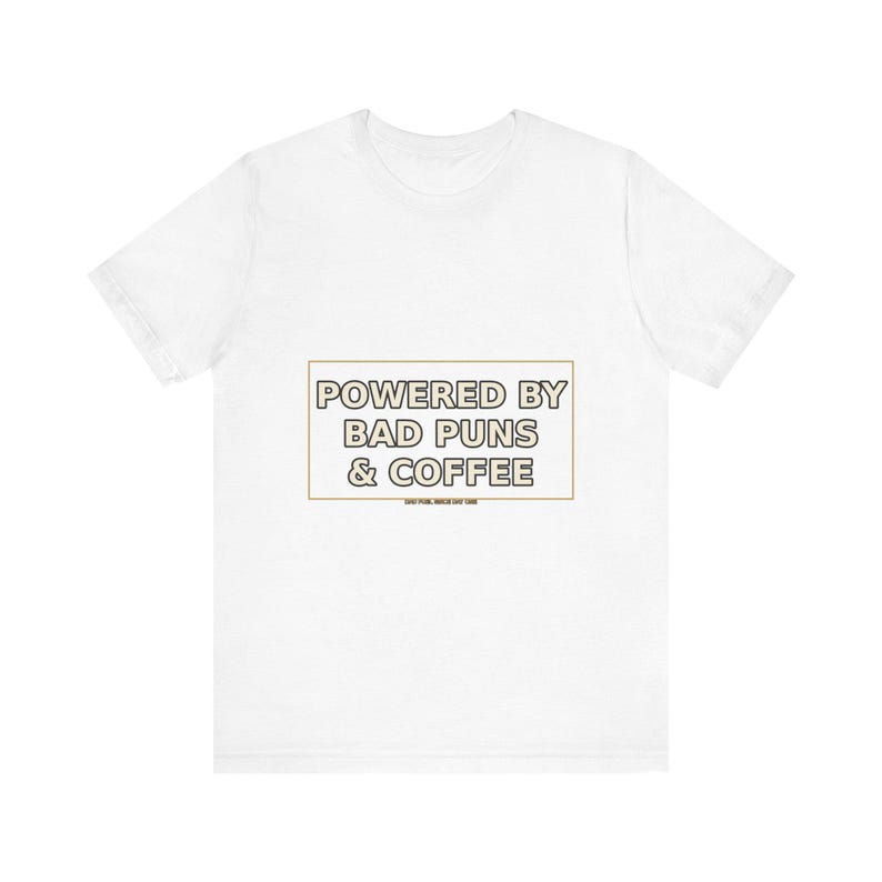 Dad Shirt : Powered By Bad Puns & Coffee – T-shirt humoristique image 1
