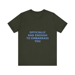 Offiziell Papa genug, um Sie T-Shirt, sarkastisches Vatertags Humor T-Shirt zu embarrass Bild 8