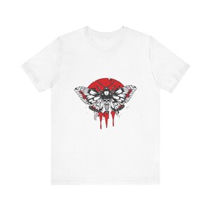 T-Shirt mit Mottenschädel-Flügeln im Grunge-Stil, trendiges Grunge-Shirt, alternatives Streetwear-Geschenk Bild 1