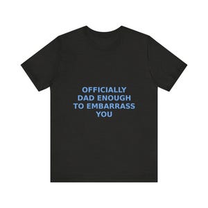 Offiziell Papa genug, um Sie T-Shirt, sarkastisches Vatertags Humor T-Shirt zu embarrass Bild 7