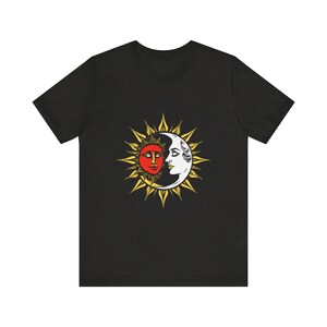 T-Shirt mit himmlisch-mystischem Motiv: Sonne und Mond, heitere Gesichter, himmlisches Geschenk Bild 7