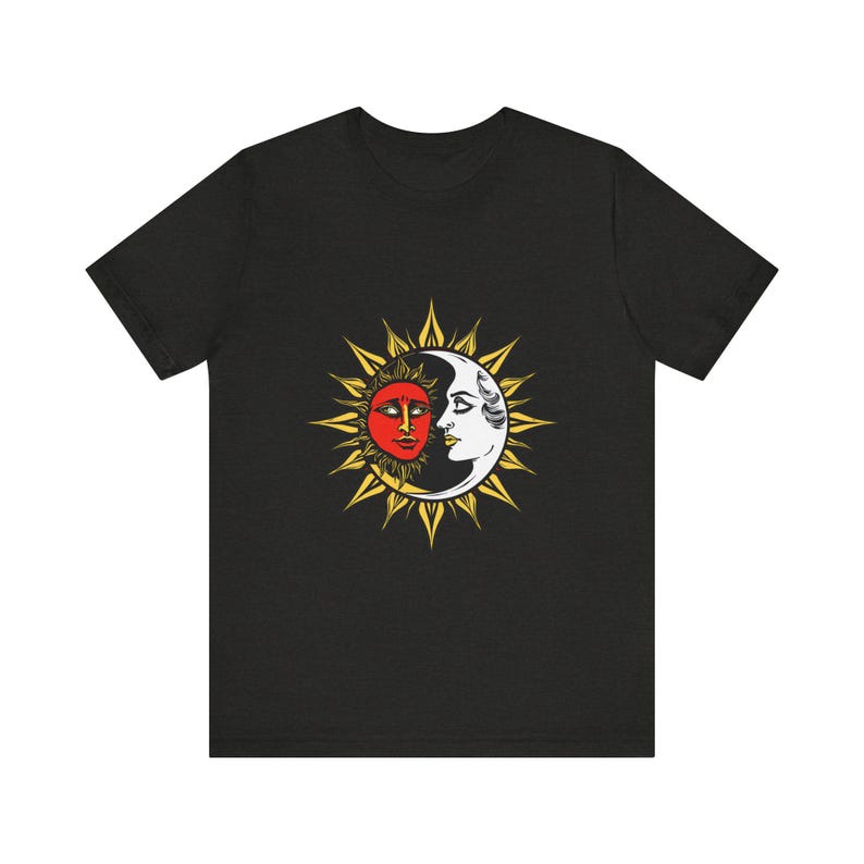 T-Shirt mit himmlisch-mystischem Motiv: Sonne und Mond, heitere Gesichter, himmlisches Geschenk Bild 7
