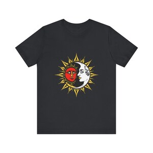 T-Shirt mit himmlisch-mystischem Motiv: Sonne und Mond, heitere Gesichter, himmlisches Geschenk Bild 9