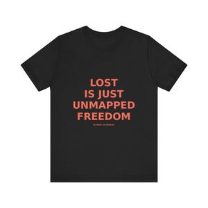 Verloren ist nur nicht abgebildete Freiheit T-Shirt - Lustiges Wanderer Natur Wanderer Tee Bild 3