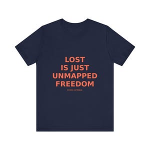 Verloren ist nur nicht abgebildete Freiheit T-Shirt - Lustiges Wanderer Natur Wanderer Tee Bild 12