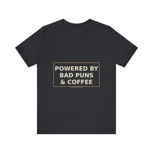 Dad Shirt : Powered By Bad Puns & Coffee – T-shirt humoristique image 9