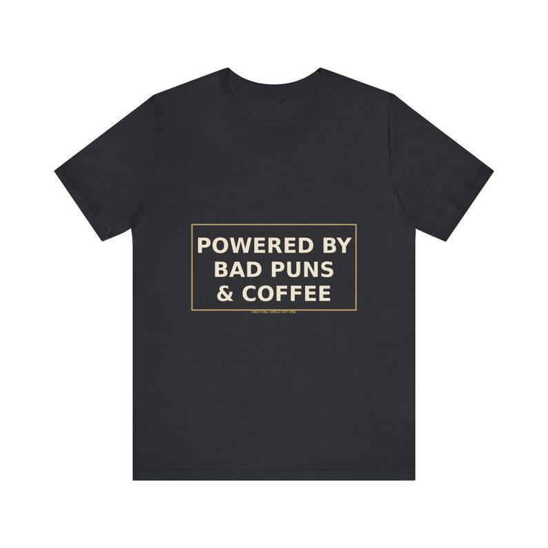 Dad Shirt : Powered By Bad Puns & Coffee – T-shirt humoristique image 9