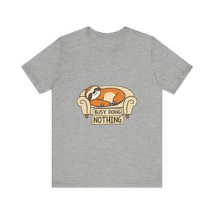 Lustiges T-Shirt mit einem schlafenden Faultier auf dem Sofa, witziges Geschenk Bild 12