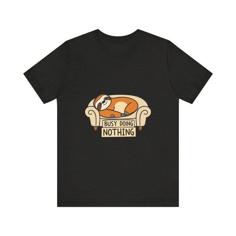 Lustiges T-Shirt mit einem schlafenden Faultier auf dem Sofa, witziges Geschenk Bild 2