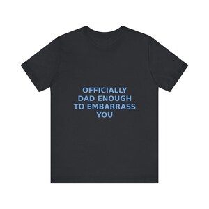 Offiziell Papa genug, um Sie T-Shirt, sarkastisches Vatertags Humor T-Shirt zu embarrass Bild 9