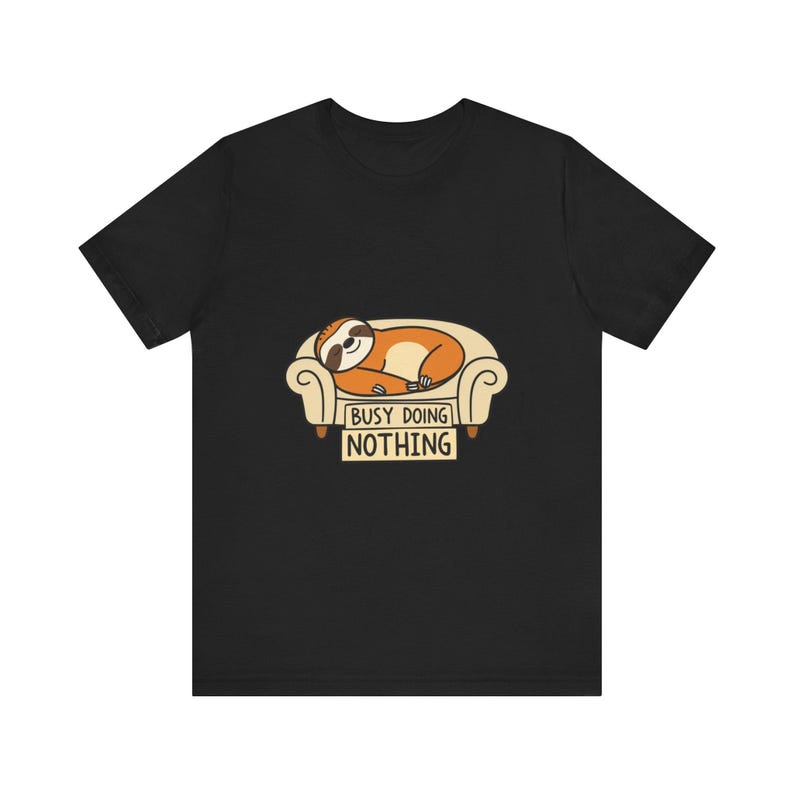 Lustiges T-Shirt mit einem schlafenden Faultier auf dem Sofa, witziges Geschenk Bild 1