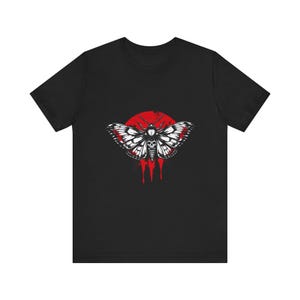 T-Shirt mit Mottenschädel-Flügeln im Grunge-Stil, trendiges Grunge-Shirt, alternatives Streetwear-Geschenk Bild 3