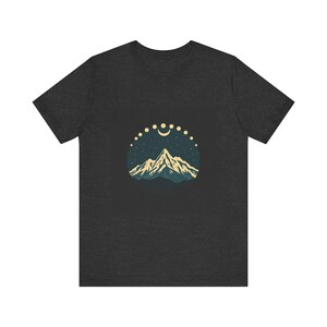 Himmlische Berg Mond T-Shirt, Retro Mond Phasen T-Shirt, Nachthimmel Natur Abenteuer Geschenk Bild 5
