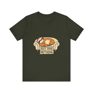Lustiges T-Shirt mit einem schlafenden Faultier auf dem Sofa, witziges Geschenk Bild 3