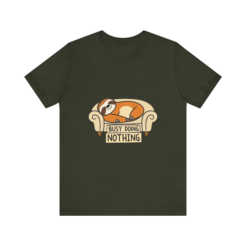 Lustiges T-Shirt mit einem schlafenden Faultier auf dem Sofa, witziges Geschenk Bild 3