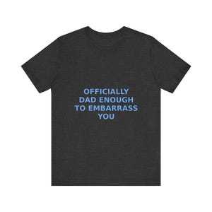 Offiziell Papa genug, um Sie T-Shirt, sarkastisches Vatertags Humor T-Shirt zu embarrass Bild 11
