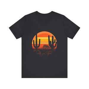 Retro Wüste Sonnenuntergang T-Shirt, Vintage Kaktus Südwesten T-Shirt, Natur Outdoor Abenteuer Geschenk Bild 9