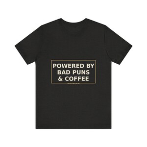 Dad Shirt : Powered By Bad Puns & Coffee – T-shirt humoristique image 7