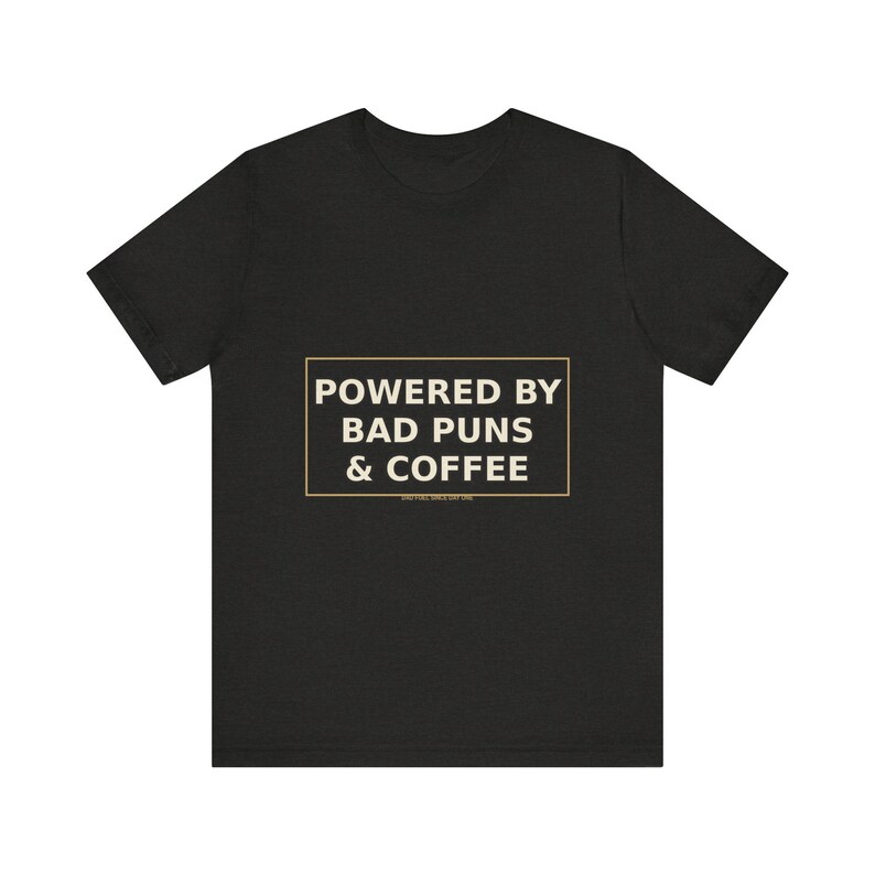 Dad Shirt : Powered By Bad Puns & Coffee – T-shirt humoristique image 7