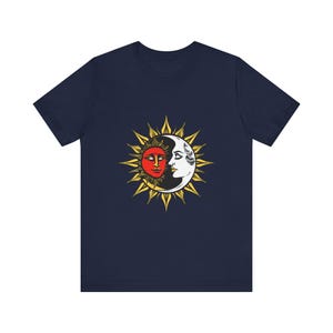 T-Shirt mit himmlisch-mystischem Motiv: Sonne und Mond, heitere Gesichter, himmlisches Geschenk Bild 12