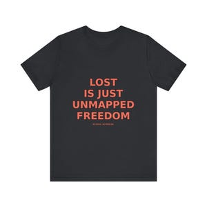Verloren ist nur nicht abgebildete Freiheit T-Shirt - Lustiges Wanderer Natur Wanderer Tee Bild 9