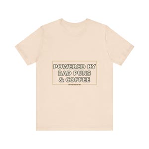 Dad Shirt : Powered By Bad Puns & Coffee – T-shirt humoristique image 5