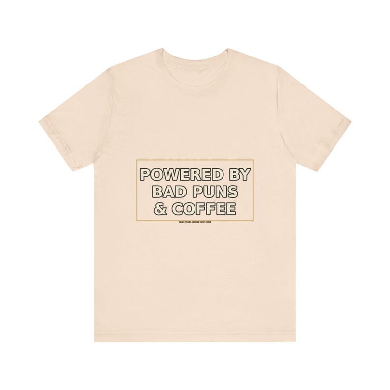 Dad Shirt : Powered By Bad Puns & Coffee – T-shirt humoristique image 5