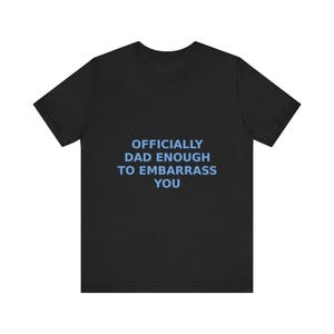Offiziell Papa genug, um Sie T-Shirt, sarkastisches Vatertags Humor T-Shirt zu embarrass Bild 3