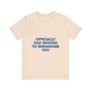 Offiziell Papa genug, um Sie T-Shirt, sarkastisches Vatertags Humor T-Shirt zu embarrass Bild 5