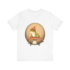 T-Shirt mit Frosch und Hut im Cottagecore-Stil, verspieltes Cottagecore-T-Shirt, Cottagecore-Geschenk Bild 1