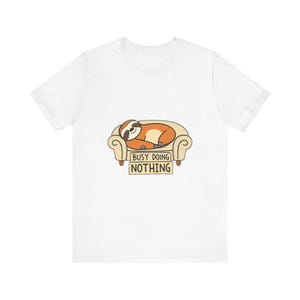 Lustiges T-Shirt mit einem schlafenden Faultier auf dem Sofa, witziges Geschenk Bild 7
