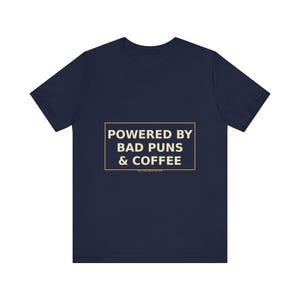 Dad Shirt : Powered By Bad Puns & Coffee – T-shirt humoristique image 12