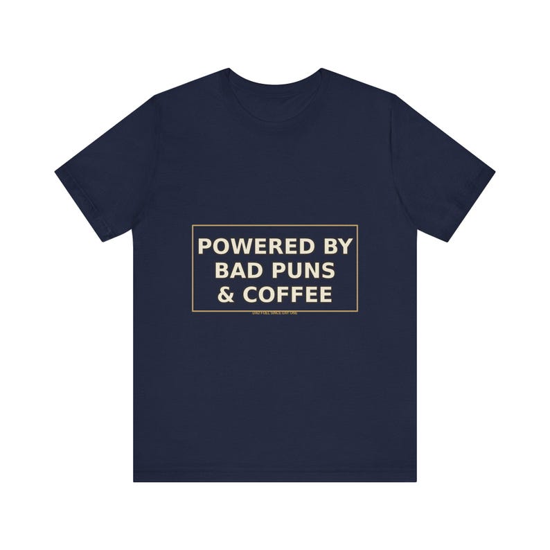 Dad Shirt : Powered By Bad Puns & Coffee – T-shirt humoristique image 12