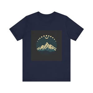Himmlische Berg Mond T-Shirt, Retro Mond Phasen T-Shirt, Nachthimmel Natur Abenteuer Geschenk Bild 6