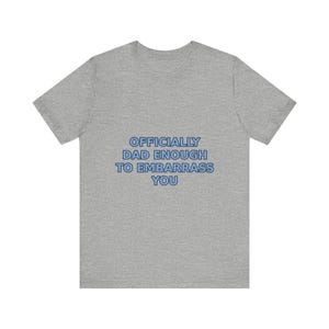 Offiziell Papa genug, um Sie T-Shirt, sarkastisches Vatertags Humor T-Shirt zu embarrass Bild 10