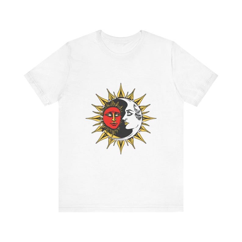 T-Shirt mit himmlisch-mystischem Motiv: Sonne und Mond, heitere Gesichter, himmlisches Geschenk Bild 1